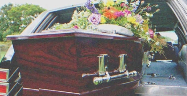 Bei der Beerdigung des Ehemanns merkt Frau, dass ein Zettel aus seiner Tasche ragt, und zieht ihn leise heraus – Story des Tages